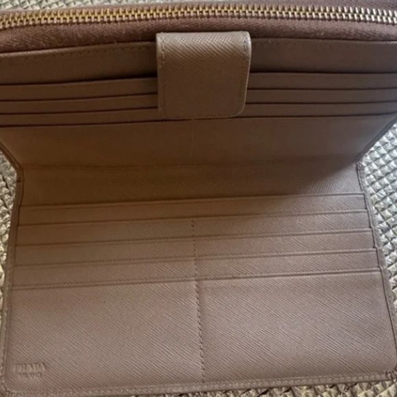 AUTHENTIC PRADA SAFFIANO LEATHER BEIGE ZIPPY WALLET WITH COA MADE IN ITALY - Picture 13 of 16